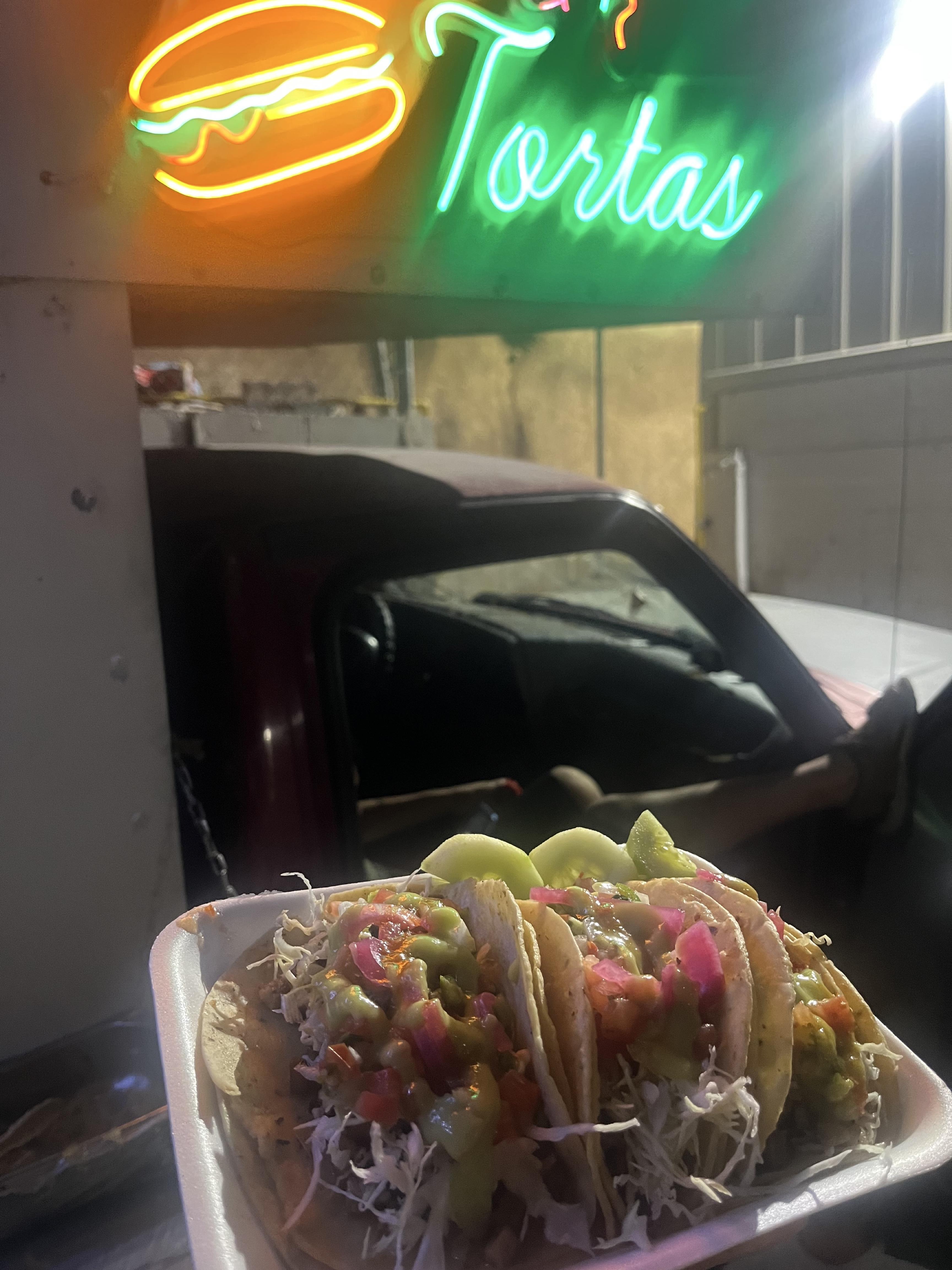 Tacos con salsas y guacamole